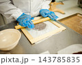 めん棒を使った生地伸ばし作業　ルーラーで厚みを揃えるパティシエ　洋菓子製造　製菓工程 143785835