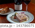 パテ・ド・カンパーニュと赤ワインのペアリング　ビストロの前菜メニュー　フランス料理 143786075