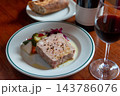 パテ・ド・カンパーニュと赤ワインのペアリング　ビストロの前菜メニュー　フランス料理 143786076