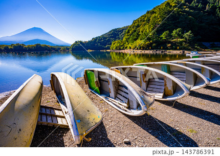 【山梨県】秋の精進湖畔、ボート越しに富士山 【山梨県】秋の精進湖畔、ボート越しに富士山 143786391