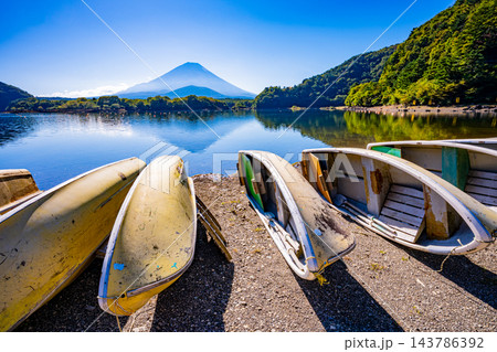 【山梨県】秋の精進湖畔、ボート越しに富士山 【山梨県】秋の精進湖畔、ボート越しに富士山 143786392