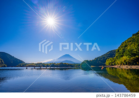 【山梨県】秋の精進湖畔、無風の湖面の向こうに富士山 【山梨県】秋の精進湖畔、無風の湖面の向こうに富士山 143786459
