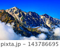 紅葉の北アルプスの白馬三山 143786695
