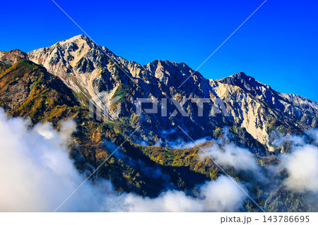 紅葉の北アルプスの白馬三山 143786695