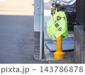 住宅街の横断用手旗 住宅街の横断用手旗 143786878