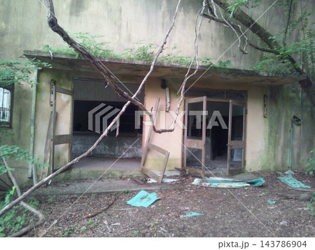 廃墟に残された建物 廃墟に残された建物 143786904