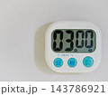 3分に設定されたキッチンタイマー 3分に設定されたキッチンタイマー 143786921