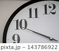 10を指す時計の短針と長針 10を指す時計の短針と長針 143786922