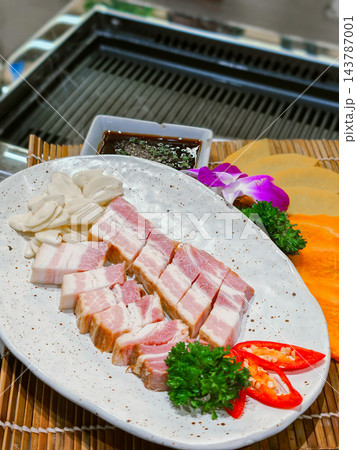 Fresh Sliced Pork Belly with Garlic and Dipping Sauce for Korean BBQ or Yakiniku Fresh Sliced Pork Belly with Garlic and Dipping Sauce for Korean BBQ or Yakiniku 143787001