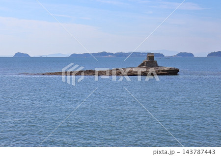 満潮時の佐久島 戸ヶ瀬恵比寿社と対岸の篠島 143787443