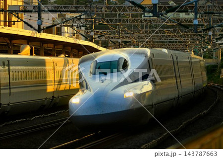 日本の大動脈【東海道新幹線】を駆け抜ける… 『N700S系 』小田原駅にて 143787663