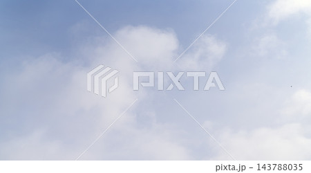 淡い青空を流れる柔らかな白い雲 淡い青空を流れる柔らかな白い雲 143788035