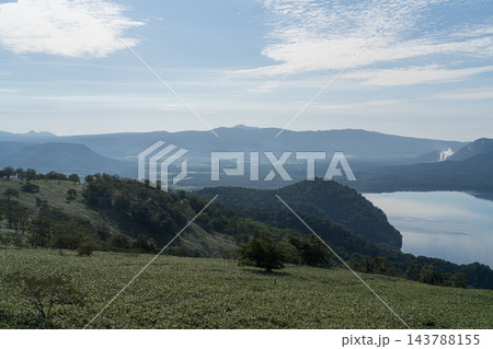 緑の丘から見渡す湖と遠くの山並み 緑の丘から見渡す湖と遠くの山並み 143788155
