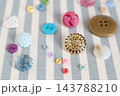 カラフルなボタンとビィンテージボタン 143788210