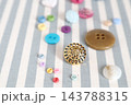 カラフルなボタンとビィンテージボタン 143788315