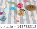 カラフルなボタンとビィンテージボタン 143788318