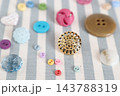 カラフルなボタンとビィンテージボタン 143788319