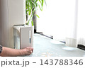 除湿器 除湿機 タンクに溜まった水を捨てる手 143788346