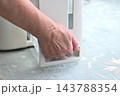 除湿器 除湿機 タンクに溜まった水を捨てる手 143788354