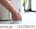 除湿器 除湿機 タンクに溜まった水を捨てる手 143788355