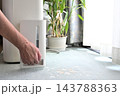 除湿器 除湿機 タンクに溜まった水を捨てる手 143788363