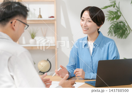 打ち合わせをする40代女性 打ち合わせをする40代女性 143788500