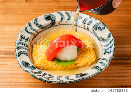 たっぷりの出汁を注いで焼き上げるジューシーな「だし巻き卵」 たっぷりの出汁を注いで焼き上げるジューシーな「だし巻き卵」 143788538