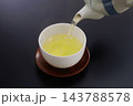 緑茶を注ぐ 143788578