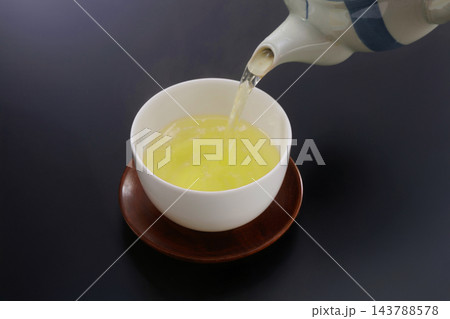 緑茶を注ぐ 緑茶を注ぐ 143788578