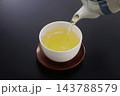 緑茶を注ぐ 143788579