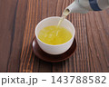 緑茶を注ぐ 143788582