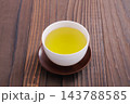 緑茶を注ぐ 143788585