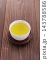 緑茶を注ぐ 143788586