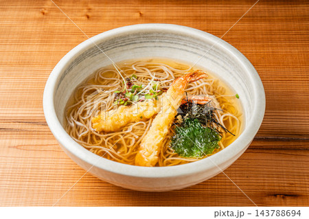 温かい出汁に大きな海老天が乗った「海老天かけうどん・そば」 温かい出汁に大きな海老天が乗った「海老天かけうどん・そば」 143788694