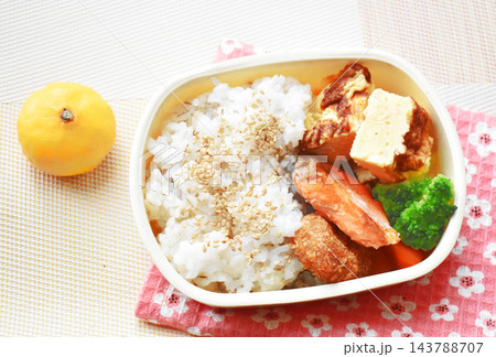 サケと卵焼きのお弁当　アスタキサンチン、タンパク質たっぷりの手作りお弁当 143788707