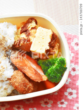 サケと卵焼きのお弁当　アスタキサンチン、タンパク質たっぷりの手作りお弁当 143788709