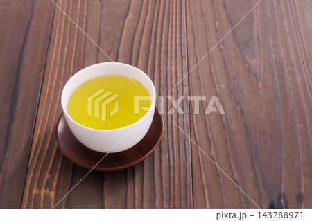 注がれた緑茶 注がれた緑茶 143788971