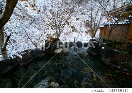朝の雪見風呂… 平家の隠れ里【湯西川温泉】の『露天風呂』 143789112