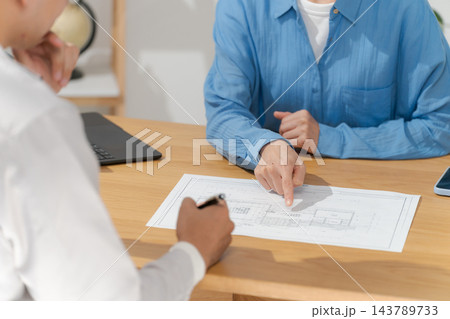 打ち合わせをする40代女性 打ち合わせをする40代女性 143789733