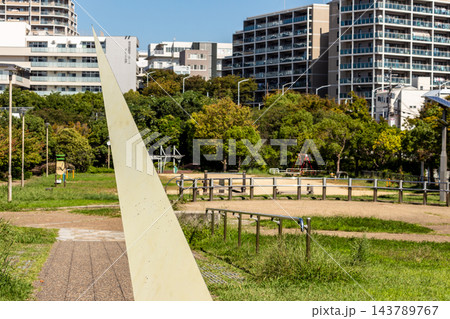 公園にある日時計モニュメントとマンション群の街並み 公園にある日時計モニュメントとマンション群の街並み 143789767