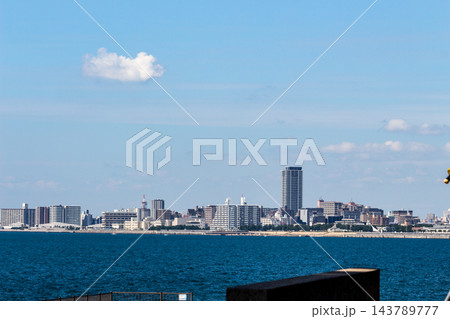 海越しに望む沿岸都市の街並みとビル群 晴天の遠景 143789777