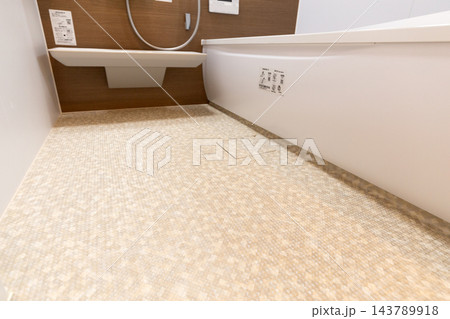 新築住宅の新しいユニットバスの床 143789918