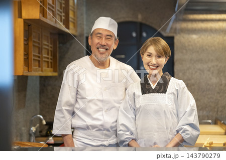 カメラ目線で笑顔の和食店の大将と女将 カメラ目線で笑顔の和食店の大将と女将 143790279