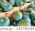 ダンボール箱に入ったたくさんのカボチャ ダンボール箱に入ったたくさんのカボチャ 143790289
