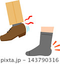 サイズが合わない靴を履いた足とかかと部分が破れた靴下 143790316