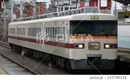 東武スカイツリーライン東向島駅を通過する東武350系特急「きりふり」 東武スカイツリーライン東向島駅を通過する東武350系特急「きりふり」 143790338