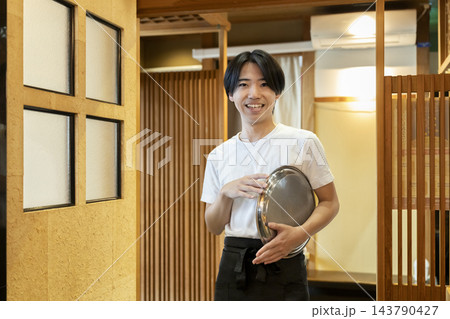 飲食店で働く若い男性フロアスタッフ 143790427