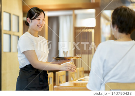 飲食店で働く若い女性フロアスタッフ 143790428