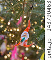 光の中で揺れる小さなクリスマス オーナメント 143790463