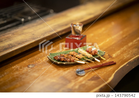 焼き鳥の盛り合わせと日本酒 焼き鳥の盛り合わせと日本酒 143790542